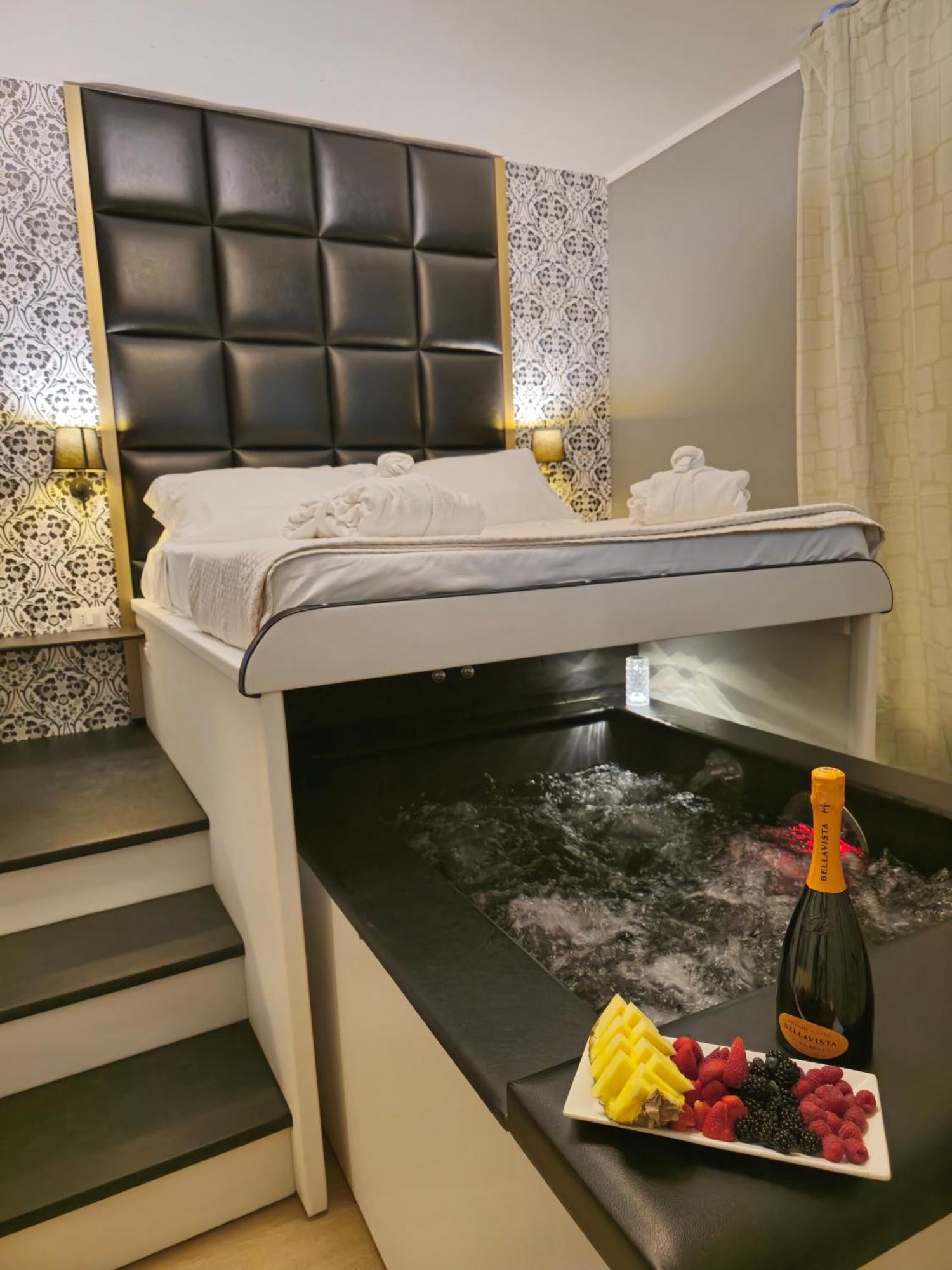 Alma Suites - Il Nido D'Amore Ліворно Екстер'єр фото